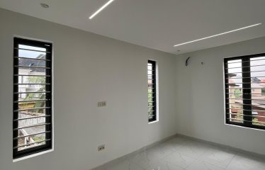Modern 5 bedroom Fully detach house with bq,& a swimming pool